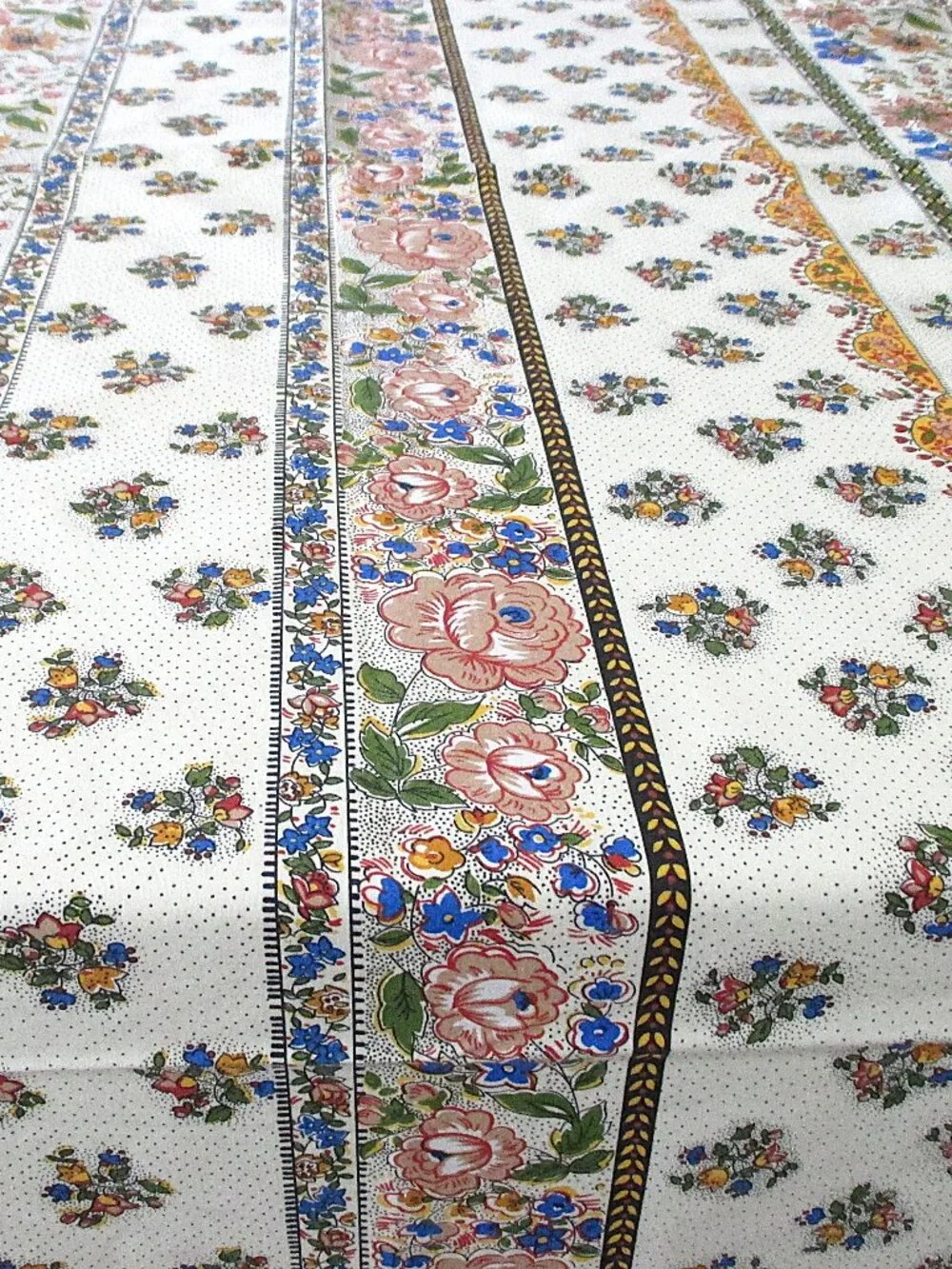 FLORAL BORDERED TABLECLOTH